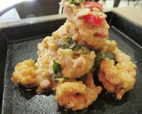 Side dish berupa udang telur asin disajikan dengan taburan daun kari wangi dan irisan cabai. Tekstur permukaannya renyah seperti ada baluran tepung. Telur asinnya juga mengering, terasa menyatu dengan lapisan tepung udang. Rasanya gurih enak dan tidak keasinan.