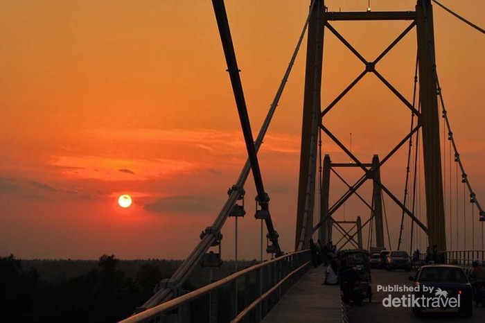 Menikmati Sore yang Asyik di Jembatan Barito