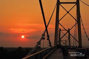 Menikmati Sore yang Asyik di Jembatan Barito