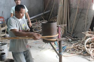 Melihat Desa Penghasil Rotan Terbesar di Cirebon
