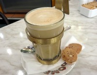 Kopi arabika ditambah dengan susu dan karamel menjadi perpaduan yang sempurna. Apalagi ditambah dengan cookies renyah dengan sentuhan jahe manis.