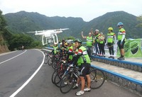 Berpose bareng untuk pembuatan video GFNY 2016 di kawasan Malibu.