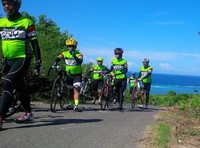 Gowes, olahraga, sambil rekreasi menikmati keindahan panorama Pantai Nambung di Lombok.