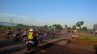Berpapasan dengan sebuah komunitas sepeda. Di kalangan penghobi gowes, Lombok merupakan salah satu destinasi wajib.