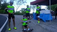 Beristirahat di pos pertama. Selain minuman, panitia juga menyediakan makan ringan pengganjal perut.