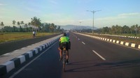 Bersepeda di jalan raya yang bersih, beraspal bagus, dan masih bebas polusi.