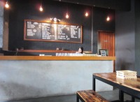 Berlokasi tepat di seberang Southbox, interior Nasi Goreng Gourmet didominasi warna hitam, putih, dan cokelat. Kesan simple dan hangat begitu terasa di sini.