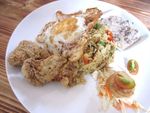 Menikmati Nasi Goreng dengan Topping dan Saus yang Diracik Sendiri
