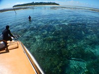 Datanglah sendiri ke Kepulauan Derawan untuk membuktikan airnya yang bening. Peringatan keras, dilarang membuang sampah ke laut ya! (Afif/detikTravel)