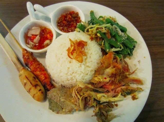 Menikmati Nasi Ayam Betutu  yang Komplet di The Cubbyhole