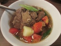 Nah kalau mau yang berkuah hangat, Anda bisa memilih sup buntut. Kuah beningnya terasa gurih dan disajikan dengan beberapa potong buntut sapi. Enak disantap dengan potongan wortel, kentang dan tomat.