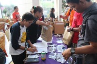Peserta melakukan pendaftaran ulang setibanya di Resort Sinabung Hill, Berastagi, pada Rabu (4/5) sore. Dari tempat inilah start Toba Audax 2016.