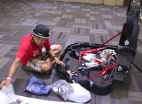 Asyiknya merakit sepeda sebelum dipakai gowes.