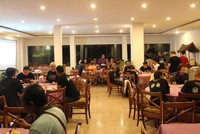 Ini adalah suasana makan malam sekaligus briefing Toba Audax 2016 di Resort Sinabung Hill, untuk event yang berlangsung selama tiga hari (Kamis-Sabtu) tersebut.