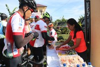     Pos minum pertama di halaman sebuah villa di Merek, Karo, dua jam setelah start.