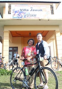 Juniati alias Ibu Jawak (kiri) menjadi tuan rumah pos pertama Toba Audax 2016, di halaman depan villa miliknya. Sebelah kanan adalah penggagas Toba Audax, Hendra Sammy.