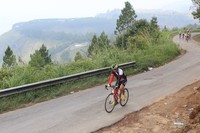 Seorang peserta melintas di daerah Simarjarunjung, yang dari sana dapat dilihat kejauhan Danau Toba. Sayangnya, saat itu cuaca di Toba cukup mendung tertutup kabut.