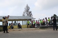     Jika mendapatkan titik cantik, saatnya para biker menghentikan gowesannya untuk berfoto-foto, seperti yang mereka lakukan ini di daerah Simarjarunjung.