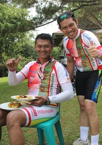Seorang peserta berfoto bersama Kapolres Samosir, AKBP Eko Suprihanto, yang memang hobi berat pada olahraga sepeda. Ia punya kebiasaan gowes di setiap akhir pekan, termasuk untuk blusukan kepada masyarakat.