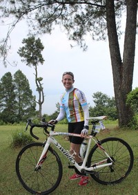 Elizabeth adalah warga Amerika Serikat yang bekerja di Jakarta. Dia menjadi satu dari dua peserta wanita di Toba Audax 2016.