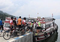 Setelah peserta menaiki sepedanya dan menggowes selama puluhan kilometer, kali ini mereka dan sepedanya sama-sama menaiki kapal untuk sampai ke Pulau Samosir. Panitia menyewa dua kapal untuk mengangkut seluruh peserta.