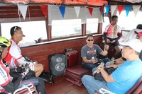 Bercengkrama sambil menikmati perjalanan melintasi Danau Toba yang sangat indah.
