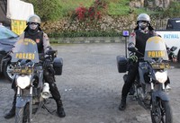 Event ini mendapat penjagaan dan pengawalan dari kepolisian setempat. Kedua petugas ini akan berperan sebagai vooridjer.