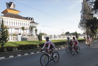 Peserta lewat di depan kantor Bupato Karo di kecamatan Kabanjahe.