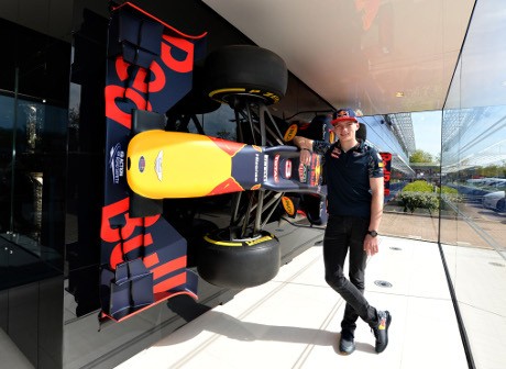 Red Bull Ubah Line Up Pebalap, Tukar Kvyat dengan Verstappen