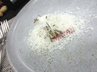 Chef Ray menyajikan irisan daging domba mentah dengan goat cheese sebagai pembuka. Dagingnya lembut juicy dengan sentuhan gurih kuat dari penggunaan keju.
