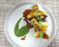 Chef Sean menunjukkan keahliannya meracik agnolotti bebek betutu. Pasta khas Piedmont, Italia ini enak berpadu dengan bebek betutu yang gurih berempah. Pelengkapnya, sambal hijau teri yang mirip puree.