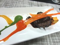 Rawon tampil berbeda karena dibuat mirip steak. Petty Elliott memasak beef cheeks selama 12 jam hingga daging begitu empuk. Puree labu yang manis lembut lalu ditaruh sebagai pelengkap.