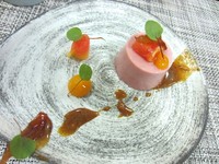 Penyuka kecombrang akan dipuaskan dengan dessert manis nan lembut ini. Saus rujak dan irisan manisan pepaya disertakan sebagai pelengkap. Cantik!
