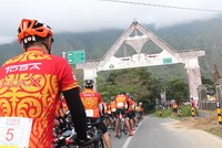 Ini adalah titik start hari kedua Toba Audax 2016, di gerbang Desa Tuktuk Siadong, Kecamatan Siadong, Kabupaten Samosir. Pagi yang dingin dengan kabut masih menutup sebagian perbukitan.