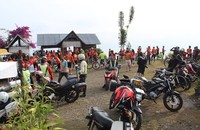 Drink Stop pertama di kawasan Parhalo Hill Side. Peserta Toba Audax 2016 berjumlah 80 orang, termasuk dari Malaysia, Brunei Darussalam, serta ekspatriat Selandia Baru dan Amerika Serikat yang bekerja di Jakarta.
