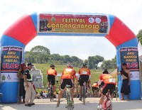 Sekitar pukul 11, Toba Audax singgah di Desa Urat, Kecamatan Palipi, yang di sana tengah digelar Festival Gondang Naposo.