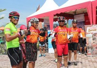 Ekspresi semringah para peserta Toba Audax saat tiba di Desa Urat, Kecamatan Palipi, di tengah Festival Gondang Naposo 2016.