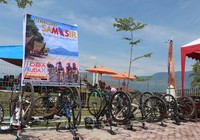 Spanduk 'Selamat Datang' kepada peserta Toba Audax 2016 di Samosir, Negeri Indah Kepingan Surga.