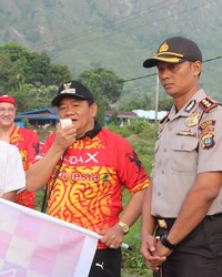 Bupati Samosir, Mangindar Simbolon, didampingi Kapolres Samosir AKBP Eko Suprihanto, melepas start hari kedua Toba Audax 2016 di Desa Tuktuk Siadong.
