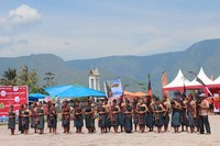 Barisan pengisi acara Festival Gondang Naposo siap menjamu para tetamunya, termasuk peserta Toba Audax 2016.