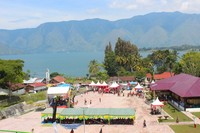 Seperti inilah pemandangan dari komplek Tugu Tona Sinaga di Desa Urat, Kecamatan Palipi, Kabupaten Samosir, saat menggelar Festival Gondang Naposo 2016.