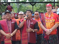 Kepala Dinas Parsenibud Samosir, Ombang Siboro (tengah), memimpin acara penyambutan kepada peserta Toba Audax 2016. Di sebelah kiri adalah Bupati Samosir Mangindar Simbolon, di sisi kanan adalah presiden Audax Indonesia, Axel Moeller.