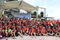 Rombongan Toba Audax 2016 berfoto bersama Bupati Samosir dan jajarannya di depan panggung utama Festival Gondang Naposo. Kabarilah teman-teman Anda supaya menggowes di Samosir, pesan sang bupati.