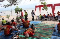 Jika Anda berada di pantai, paling enak ya rebahan di atas pasir di bawah rindangnya pohon.