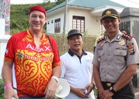 Presiden Audax Indonesia, Axel Moeller (kiri), bersama Kepala Dinas Pariwisata Seni Budaya Kabupaten Samosir, Ombang Simboro, dan Kapolres Samosir, AKBP Eko Suprihanto (kanan).