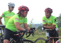 Para peserta berkaus merah, sedangkan tiga orang berbaju hijau ini adalah para kapten rute.