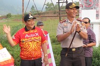 Toba Audax mendapat dukungan penuh dari pemerintah Kabupaten Samosir karena turut mempromosikan kampanye pariwisata Samosir, yang memiliki slogan 'Negeri Indah Kepingan Surga'.