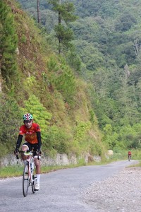 Awal rute hari kedua Toba Audax adalah menaiki perbukitan di Pulau Samosir.