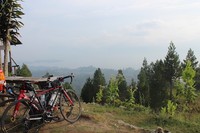     Dari tempat ketinggian ini para pesera beristirahat sambil menikmati pemandangan indah Danau Toba dan Bukit Barisan di depannya.