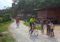 Sejumlah bocah menyambut kedatangan para peserta Toba Audax yang melewati desa mereka.